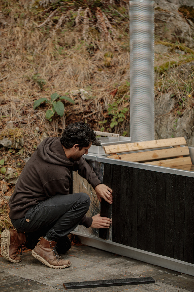 Press kit | 6456-03 - Press release | GOODLAND’s New Yakisugi-Inspired Wood Burning Hot Tub Offers a Singular and Striking Design With its Soot Black Exterior - GOODLAND - Product - It takes only 10 minutes to set up our Wood Burning Hot Tub.  - Photo credit:  Britney Gill 