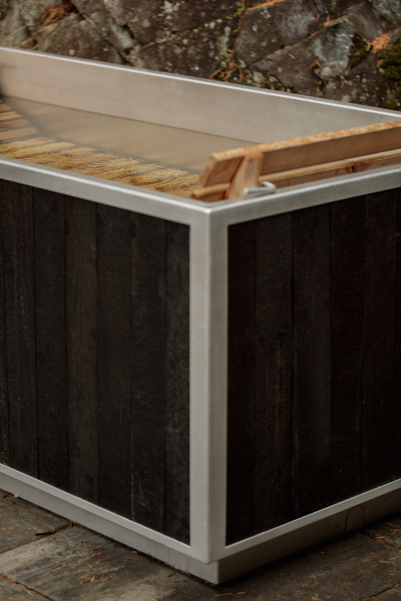 Press kit | 6456-03 - Press release | GOODLAND’s New Yakisugi-Inspired Wood Burning Hot Tub Offers a Singular and Striking Design With its Soot Black Exterior - GOODLAND - Product - With a textured exterior reminiscent of the subtle organic patterns of nature, the Soot Black finish is an altogether new look for GOODLAND's Wood Burning Hot Tub. - Photo credit:  Britney Gill 