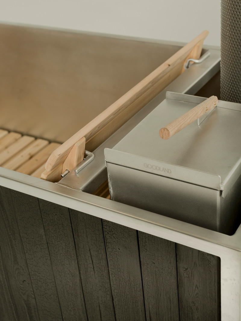 Press kit | 6456-03 - Press release | GOODLAND’s New Yakisugi-Inspired Wood Burning Hot Tub Offers a Singular and Striking Design With its Soot Black Exterior - GOODLAND - Product - Thoughtfully designed with sustainability in mind and 100% recyclable, this insulated soaking tub is suited for hot or cold, saltwater or freshwater.  - Photo credit:  Rebecca Benoit 