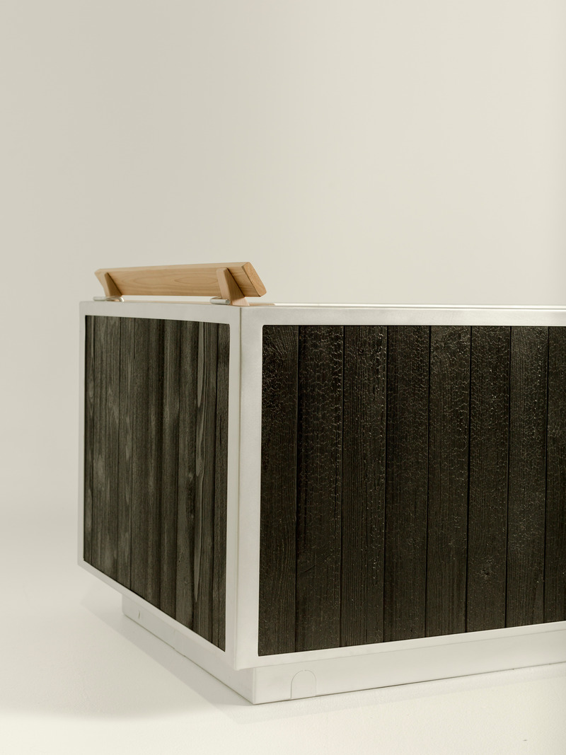 Press kit | 6456-03 - Press release | GOODLAND’s New Yakisugi-Inspired Wood Burning Hot Tub Offers a Singular and Striking Design With its Soot Black Exterior - GOODLAND - Product - With a textured exterior reminiscent of the subtle organic patterns of nature, the Soot Black finish is an altogether new look for GOODLANDs Wood Burning Hot Tub. - Photo credit:  Rebecca Benoit 