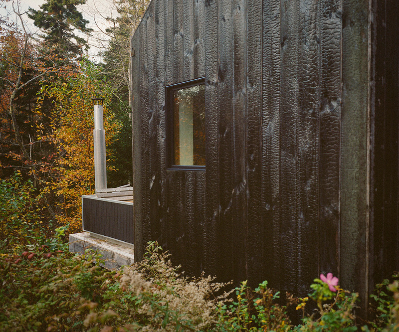 Press kit | 6456-03 - Press release | GOODLAND’s New Yakisugi-Inspired Wood Burning Hot Tub Offers a Singular and Striking Design With its Soot Black Exterior - GOODLAND - Product - The Soot House and the GOODLAND Wood Burning Hot Tub - Photo credit:  Jon Levitt 