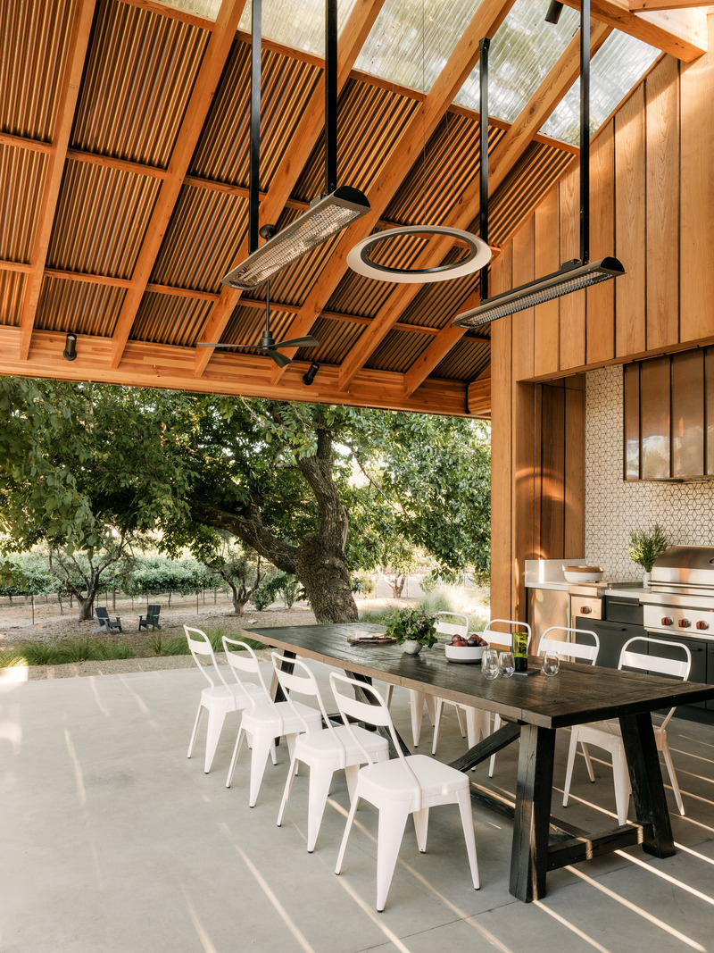 Dossier de presse | 2757-40 - Communiqué de presse | MDa Redefines Wine Country Living With This Idyllic Barn Retreat - Malcolm Davis Architecture (MDa) - Architecture résidentielle -  Inspired by the rustic charm of the region's barns, MDa's design incorporates modern detailing that allows for a seamless integration with the surroundings.  - Crédit photo : Joe Fletcher