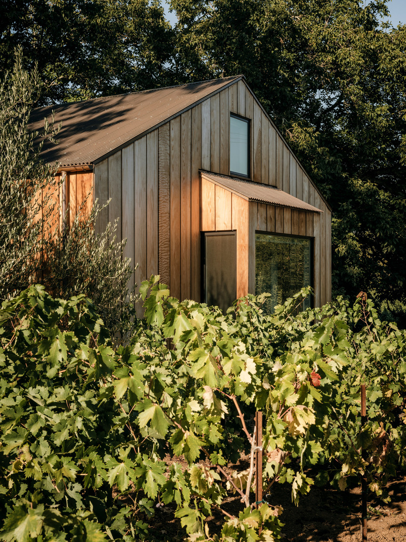 Dossier de presse | 2757-40 - Communiqué de presse | MDa Redefines Wine Country Living With This Idyllic Barn Retreat - Malcolm Davis Architecture (MDa) - Architecture résidentielle -  Detail of the rear of the barn and the long-board redwood siding that will age naturally with time.  - Crédit photo :  Joe Fletcher 