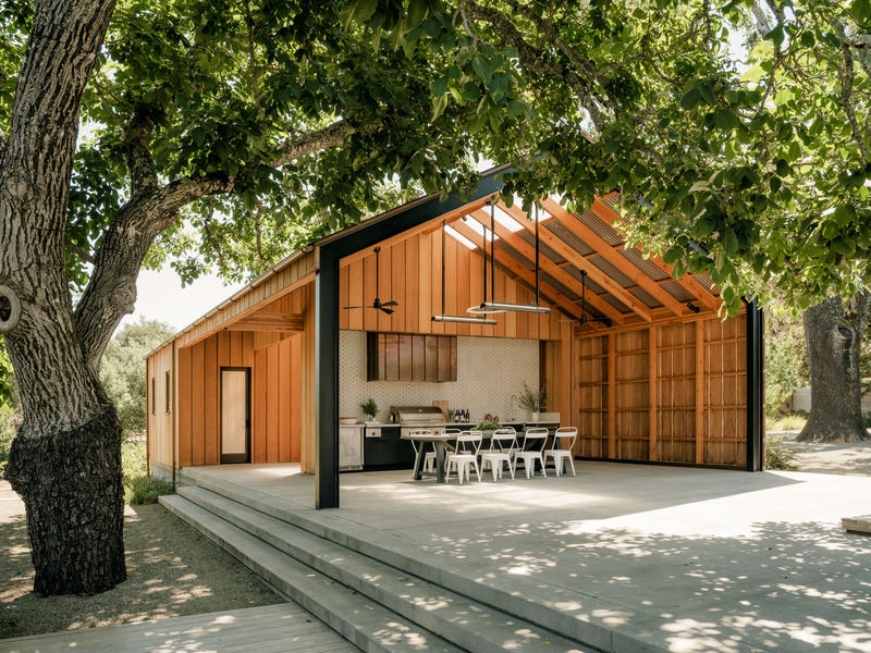 Dossier de presse | 2757-40 - Communiqué de presse | MDa Redefines Wine Country Living With This Idyllic Barn Retreat - Malcolm Davis Architecture (MDa) - Architecture résidentielle -   Enjoy outdoor cooking at its finest with the charming outdoor kitchen of the Wine Country Barn, where simplicity meets functionality in the heart of Northern California Wine Country   - Crédit photo : Joe Fletcher