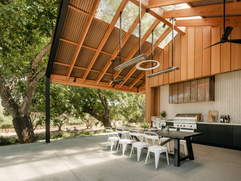 Dossier de presse | 2757-40 - Communiqué de presse | MDa Redefines Wine Country Living With This Idyllic Barn Retreat - Malcolm Davis Architecture (MDa) - Architecture résidentielle - The exposed framing and steel moment frame the space in an orderly and logical way. Corrugated polycarbonate skylights at the barn ridge ensure the space is well-lit all day. - Crédit photo :  Joe Fletcher 