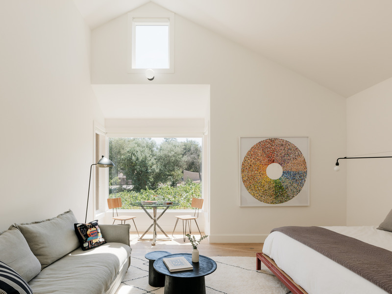 Dossier de presse | 2757-40 - Communiqué de presse | MDa Redefines Wine Country Living With This Idyllic Barn Retreat - Malcolm Davis Architecture (MDa) - Architecture résidentielle -  The primary bedroom in the guest house is a tranquil sanctuary that successfully showcases the region's stunning light.  - Crédit photo :  Joe Fletcher 
