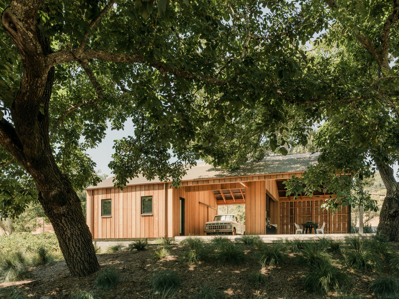 Dossier de presse | 2757-40 - Communiqué de presse | MDa Redefines Wine Country Living With This Idyllic Barn Retreat - Malcolm Davis Architecture (MDa) - Architecture résidentielle -  Designed by  San Francisco-based architectural firm Malcolm Davis Architecture (MDa), the Wine Country Barn is an architectural ode to the natural beauty of the California wine region.  - Crédit photo : Joe Fletcher