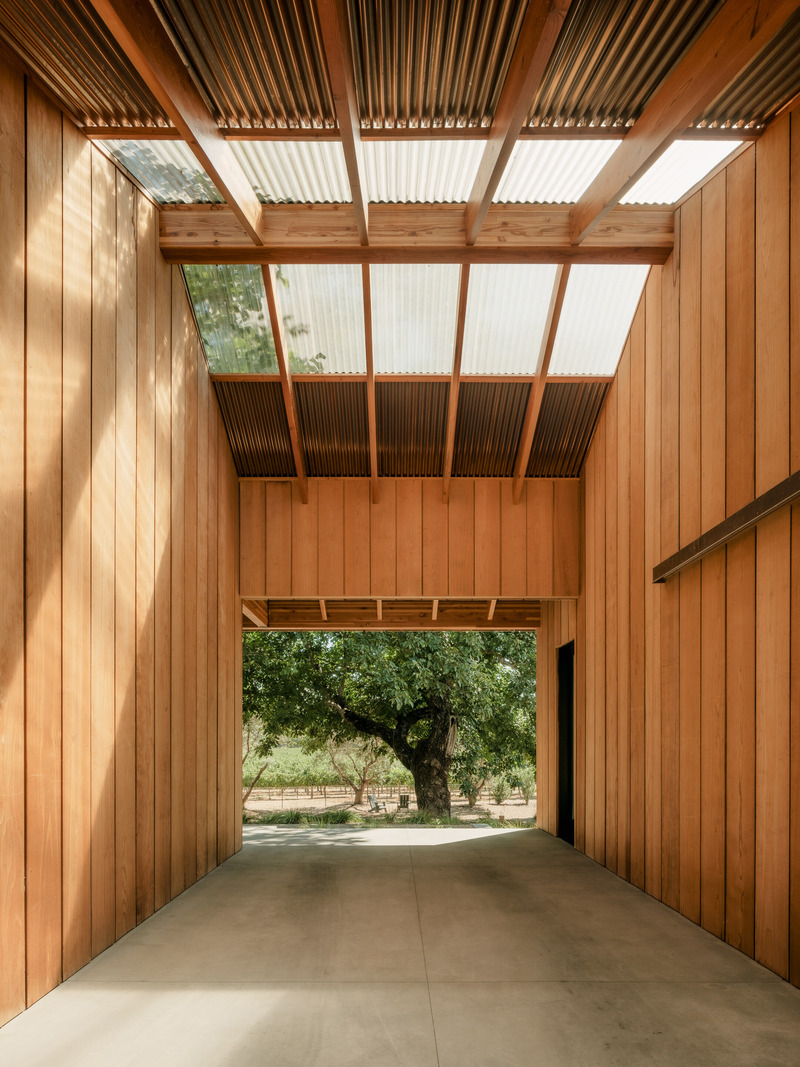 Dossier de presse | 2757-40 - Communiqué de presse | MDa Redefines Wine Country Living With This Idyllic Barn Retreat - Malcolm Davis Architecture (MDa) - Architecture résidentielle -  Locally harvested redwood siding ensures that the barn's volumes create a dialogue, not only with the natural surroundings, but also the local history.  - Crédit photo : Joe Fletcher