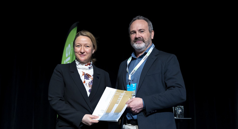 Dossier de presse | 7514-01 - Communiqué de presse | Une avancée vers une considération grandissante du carbone intrinsèque dans les bâtiments - Cecobois - Évènement + Exposition - Remise officielle du magazine intitulé Décarbonation, considérer le carbone intrinsèque des bâtiments, à la ministre des Ressources naturelles et des Forêts, Mme Maïté Blanchette Vézina par le directeur de Cecobois, M. Louis Poliquin - Crédit photo :  PhilippeRuelphotographie 