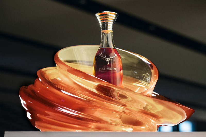 Dossier de presse | 7517-01 - Communiqué de presse | ‘The Dalmore Luminary Series’ Launches Second Chapter with Dramatic Glass Sculpture by Melodie Leung of Zaha Hadid Architects - The Dalmore - Art - Designer proof at V&amp;A Dundee - Crédit photo : The Dalmore