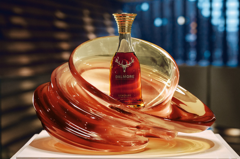 Dossier de presse | 7517-01 - Communiqué de presse | ‘The Dalmore Luminary Series’ Launches Second Chapter with Dramatic Glass Sculpture by Melodie Leung of Zaha Hadid Architects - The Dalmore - Art - Designer proof at V&amp;A Dundee - Crédit photo : The Dalmore