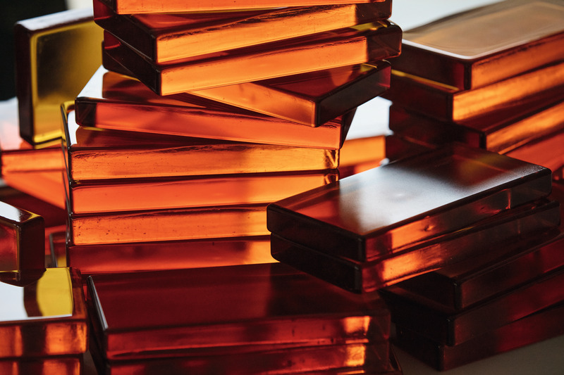 Dossier de presse | 7517-01 - Communiqué de presse | ‘The Dalmore Luminary Series’ Launches Second Chapter with Dramatic Glass Sculpture by Melodie Leung of Zaha Hadid Architects - The Dalmore - Art - Glass samples for The Rare sculpture - Crédit photo : The Dalmore