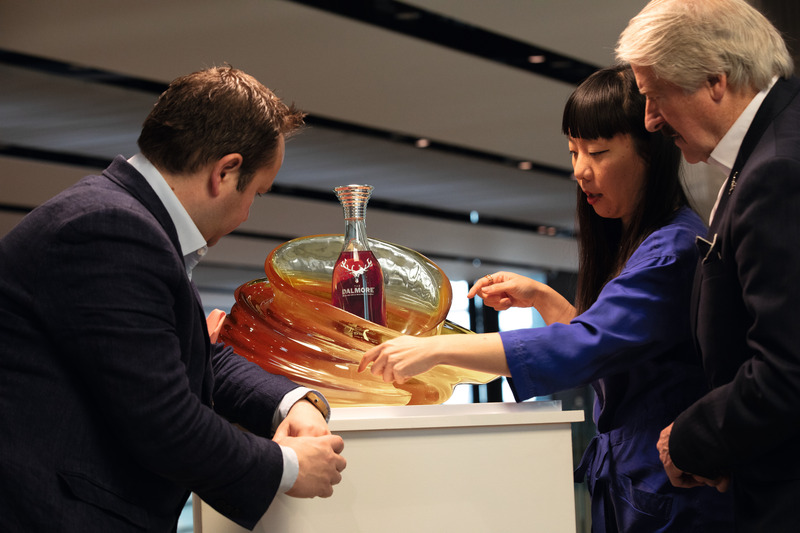 Dossier de presse | 7517-01 - Communiqué de presse | ‘The Dalmore Luminary Series’ Launches Second Chapter with Dramatic Glass Sculpture by Melodie Leung of Zaha Hadid Architects - The Dalmore - Art - Gregg Glass, Melodie Leung and Richard Paterson with designer proof at V&amp;A Dundee - Crédit photo : The Dalmore