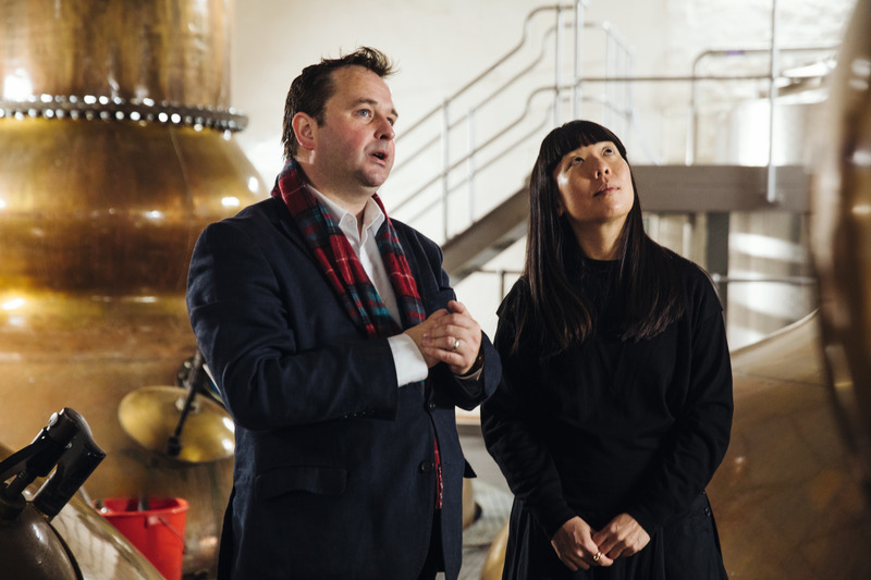 Dossier de presse | 7517-01 - Communiqué de presse | ‘The Dalmore Luminary Series’ Launches Second Chapter with Dramatic Glass Sculpture by Melodie Leung of Zaha Hadid Architects - The Dalmore - Art - Gregg Glass and Melodie Leung at The Dalmore - Crédit photo : The Dalmore