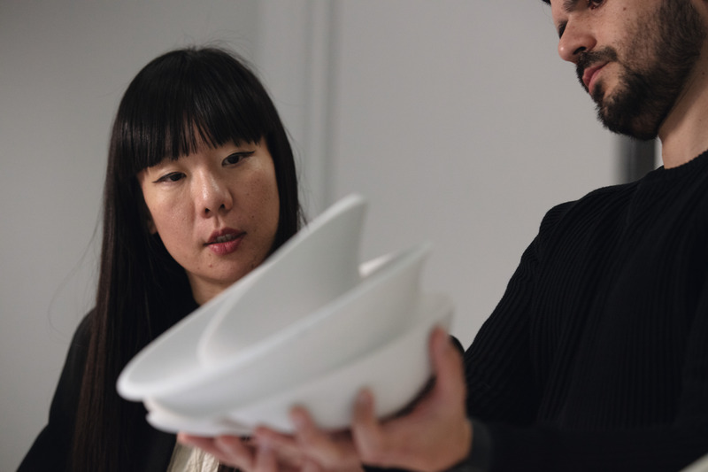 Dossier de presse | 7517-01 - Communiqué de presse | ‘The Dalmore Luminary Series’ Launches Second Chapter with Dramatic Glass Sculpture by Melodie Leung of Zaha Hadid Architects - The Dalmore - Art - Melodie Leung and Fernando Alvarenga, lead designer, at Zaha Hadid Architects - Crédit photo : The Dalmore