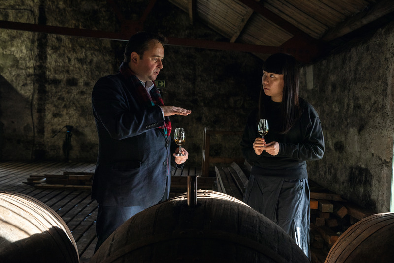 Dossier de presse | 7517-01 - Communiqué de presse | ‘The Dalmore Luminary Series’ Launches Second Chapter with Dramatic Glass Sculpture by Melodie Leung of Zaha Hadid Architects - The Dalmore - Art - Gregg Glass and Melodie Leung at The Dalmore - Crédit photo : The Dalmore