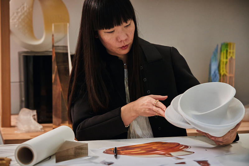 Dossier de presse | 7517-01 - Communiqué de presse | ‘The Dalmore Luminary Series’ Launches Second Chapter with Dramatic Glass Sculpture by Melodie Leung of Zaha Hadid Architects - The Dalmore - Art - Melodie Leung with prototype - Crédit photo : The Dalmore