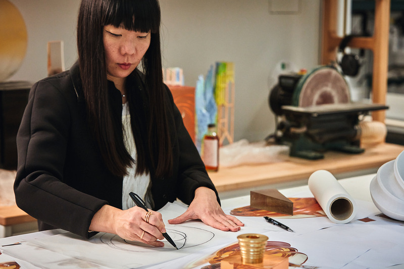 Dossier de presse | 7517-01 - Communiqué de presse | ‘The Dalmore Luminary Series’ Launches Second Chapter with Dramatic Glass Sculpture by Melodie Leung of Zaha Hadid Architects - The Dalmore - Art - Melodie Leung sketching - Crédit photo : The Dalmore