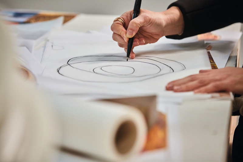 Dossier de presse | 7517-01 - Communiqué de presse | ‘The Dalmore Luminary Series’ Launches Second Chapter with Dramatic Glass Sculpture by Melodie Leung of Zaha Hadid Architects - The Dalmore - Art - Melodie Leung sketching - Crédit photo : The Dalmore