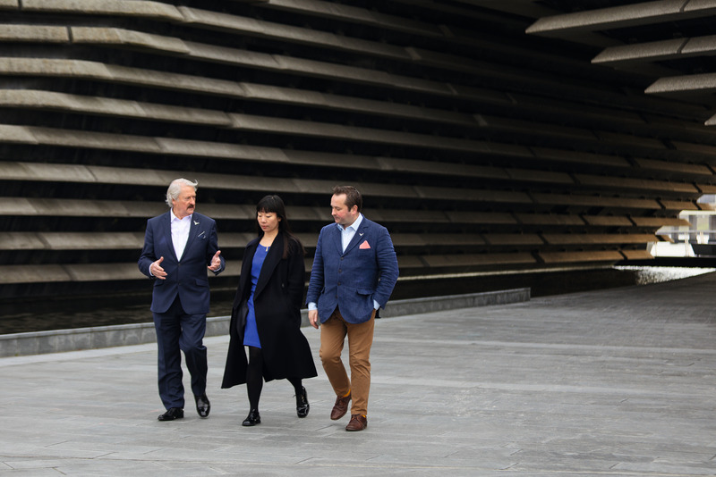 Dossier de presse | 7517-01 - Communiqué de presse | ‘The Dalmore Luminary Series’ Launches Second Chapter with Dramatic Glass Sculpture by Melodie Leung of Zaha Hadid Architects - The Dalmore - Art - The Dalmore’s Richard Paterson OBE, Zaha Hadid Architects Melodie Leung, and The Dalmore’s Master Whisky Maker Gregg Glass at V&amp;A Dundee<span></span> - Crédit photo : The Dalmore