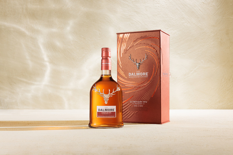 Dossier de presse | 7517-01 - Communiqué de presse | ‘The Dalmore Luminary Series’ Launches Second Chapter with Dramatic Glass Sculpture by Melodie Leung of Zaha Hadid Architects - The Dalmore - Art - The Dalmore Luminary - The Collectible - 2024 Edition - Crédit photo : The Dalmore