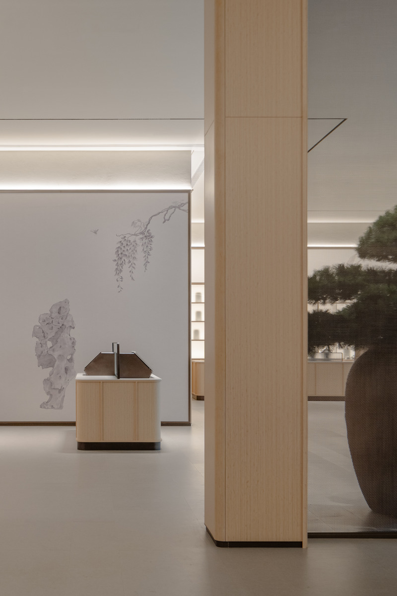 Press kit | 3531-12 - Press release | JI Hotel 5.0 version - Vermilion Zhou Design Group - Commercial Interior Design - An ethereal lobby with blurred boundaries, where the welcoming pine still stands, exuding a misty and artistic charm. - Photo credit: Jian Quan Wu