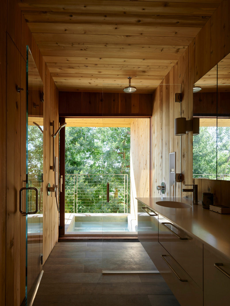 Dossier de presse | 6244-01 - Communiqué de presse | Buena Vista House - Rangr Studio Architecture - Architecture résidentielle - Main Bathroom with Spa at Exterior Deck - Crédit photo : Matthew Millman