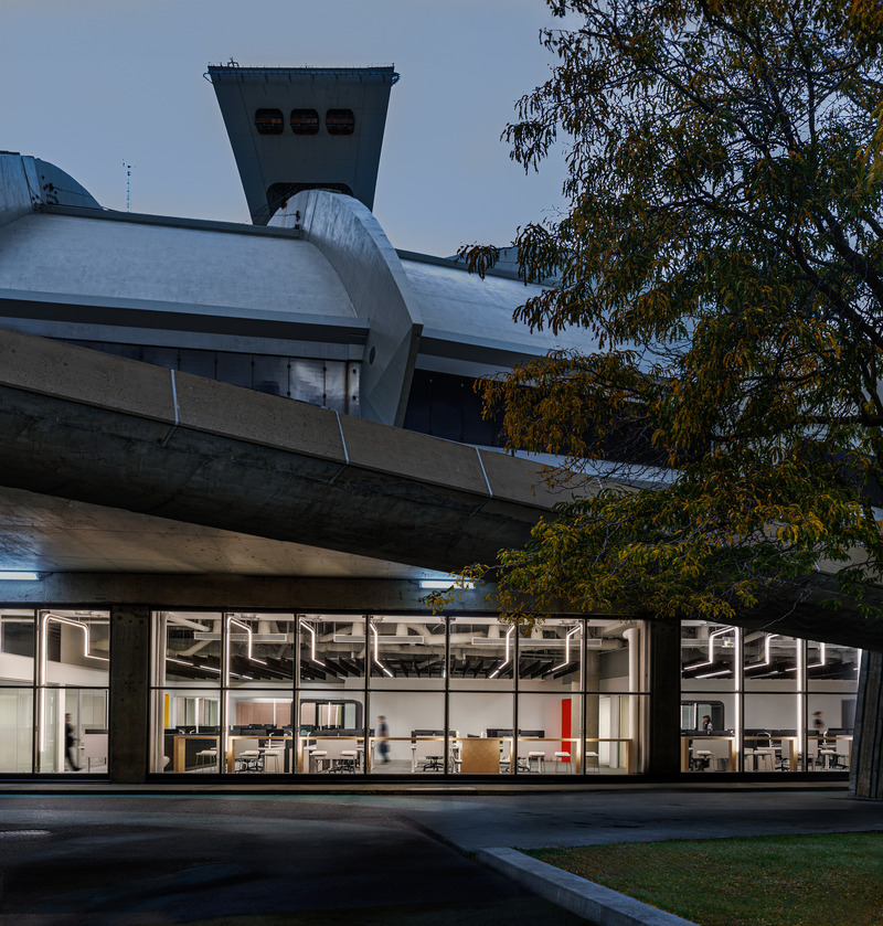 Dossier de presse | 1152-13 - Communiqué de presse | Lemay et LumiGroup font rayonner le cœur battant du Parc Olympique - Lemay et LumiGroup - Design d’éclairage - Vue d'extérieur - Crédit photo : Claude-Simon Langlois