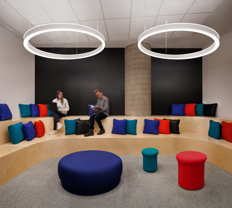 Dossier de presse | 1152-13 - Communiqué de presse | Lemay et LumiGroup font rayonner le cœur battant du Parc Olympique - Lemay et LumiGroup - Design d’éclairage - Parc Olympique - Bureau administratif - Crédit photo :  Claude-Simon Langlois 