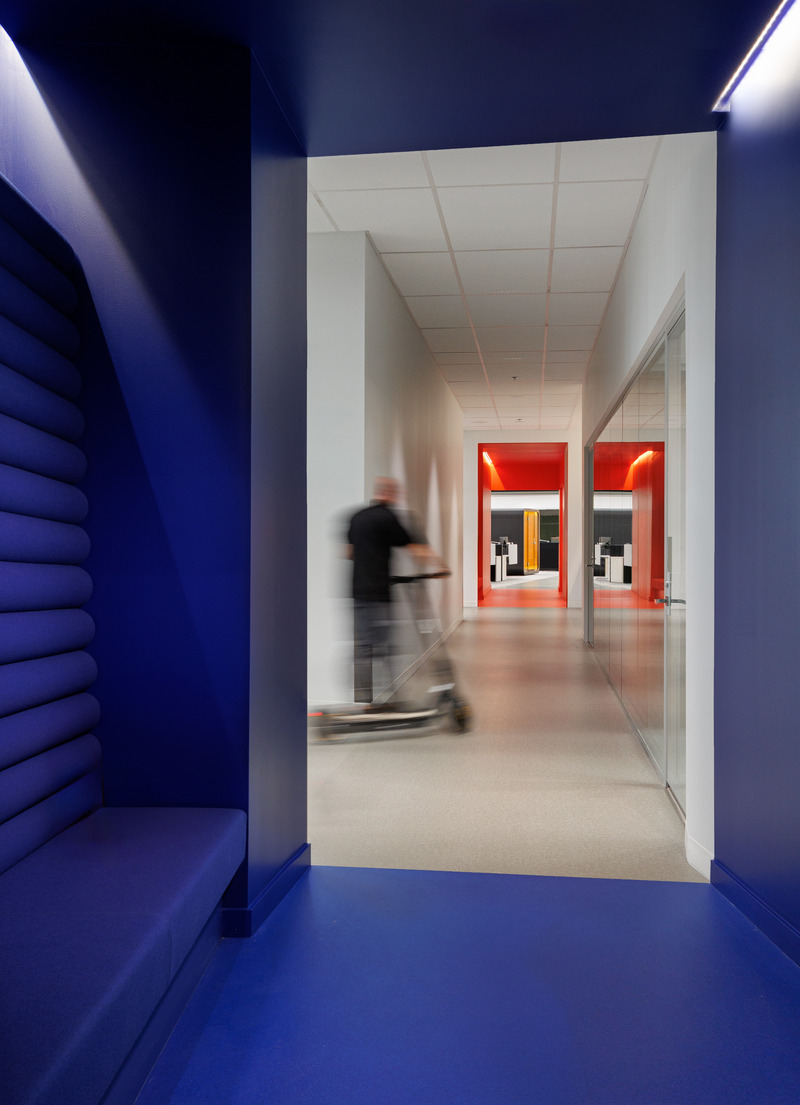 Dossier de presse | 1152-13 - Communiqué de presse | Lemay et LumiGroup font rayonner le cœur battant du Parc Olympique - Lemay et LumiGroup - Design d’éclairage - Parc Olympique - Bureau administratif - Crédit photo : Claude-Simon Langlois