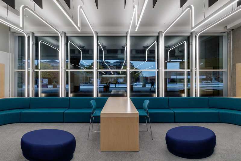 Dossier de presse | 1152-13 - Communiqué de presse | Lemay et LumiGroup font rayonner le cœur battant du Parc Olympique - Lemay et LumiGroup - Design d’éclairage - Parc Olympique - Bureau administratif - Crédit photo :  Claude-Simon Langlois 