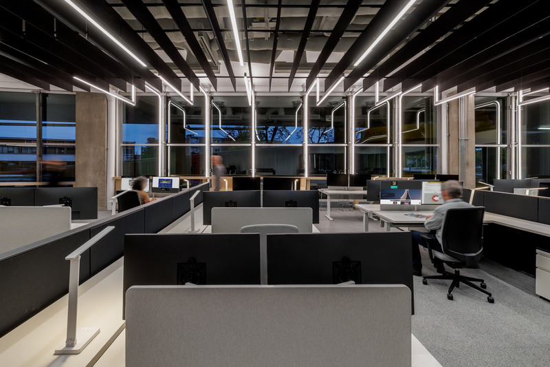 Dossier de presse | 1152-13 - Communiqué de presse | Lemay et LumiGroup font rayonner le cœur battant du Parc Olympique - Lemay et LumiGroup - Design d’éclairage - Parc Olympique - Bureau administratif - Crédit photo : Claude-Simon Langlois