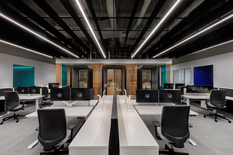 Dossier de presse | 1152-13 - Communiqué de presse | Lemay et LumiGroup font rayonner le cœur battant du Parc Olympique - Lemay et LumiGroup - Design d’éclairage - Parc Olympique - Bureau administratif - Crédit photo : Claude-Simon Langlois