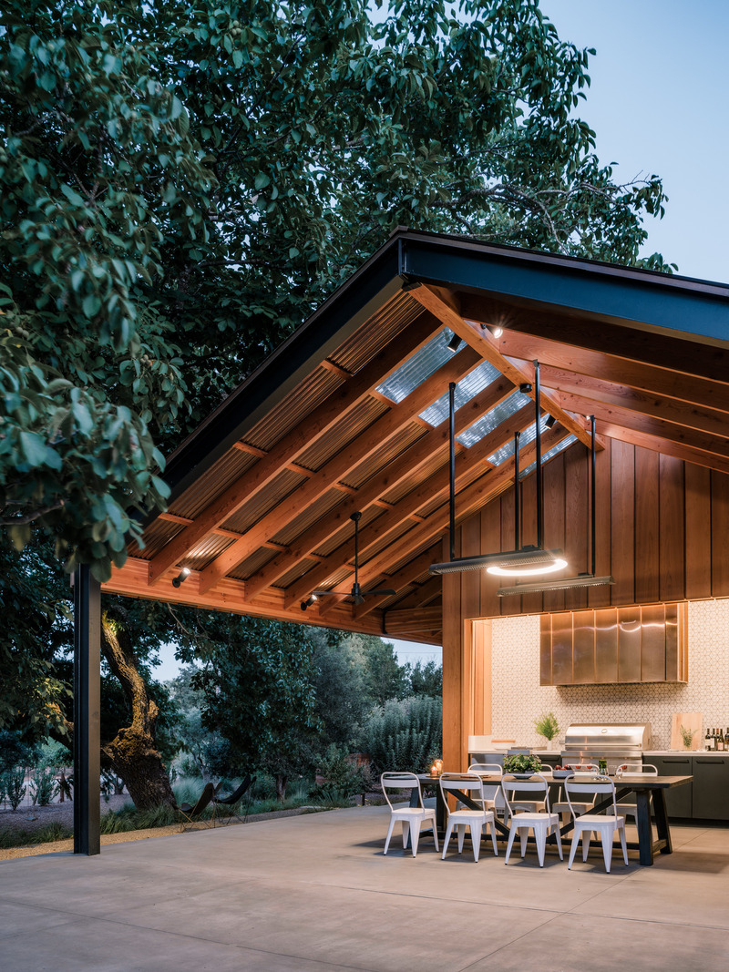 Dossier de presse | 2757-40 - Communiqué de presse | MDa Redefines Wine Country Living With This Idyllic Barn Retreat - Malcolm Davis Architecture (MDa) - Architecture résidentielle - As dusk settles, the outdoor kitchen and dining space transforms into an inviting spot where culinary delights and ambiance meet. - Crédit photo : Joe Fletcher