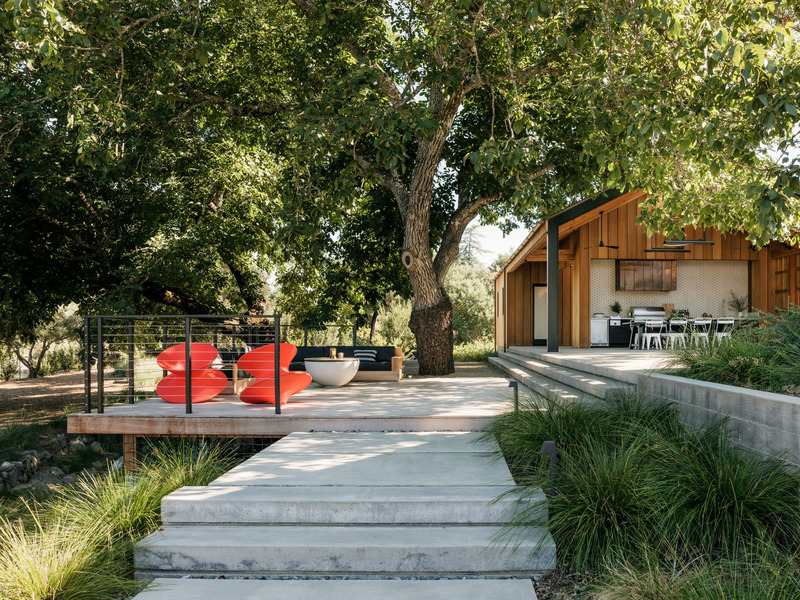 Dossier de presse | 2757-40 - Communiqué de presse | MDa Redefines Wine Country Living With This Idyllic Barn Retreat - Malcolm Davis Architecture (MDa) - Architecture résidentielle - Perched above the poolside area, the deck adjoining the barn offers a tranquil moment with panoramic views of the landscape. - Crédit photo : Joe Fletcher