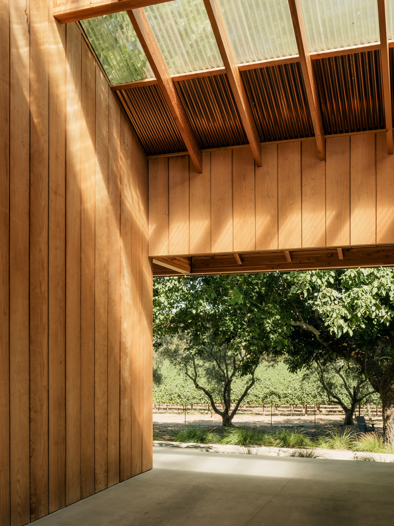 Dossier de presse | 2757-40 - Communiqué de presse | MDa Redefines Wine Country Living With This Idyllic Barn Retreat - Malcolm Davis Architecture (MDa) - Architecture résidentielle - Using local materials and traditional designs, the barn addition blends effortlessly with its surroundings, feeling like a natural part of the landscape. - Crédit photo : Joe Fletcher