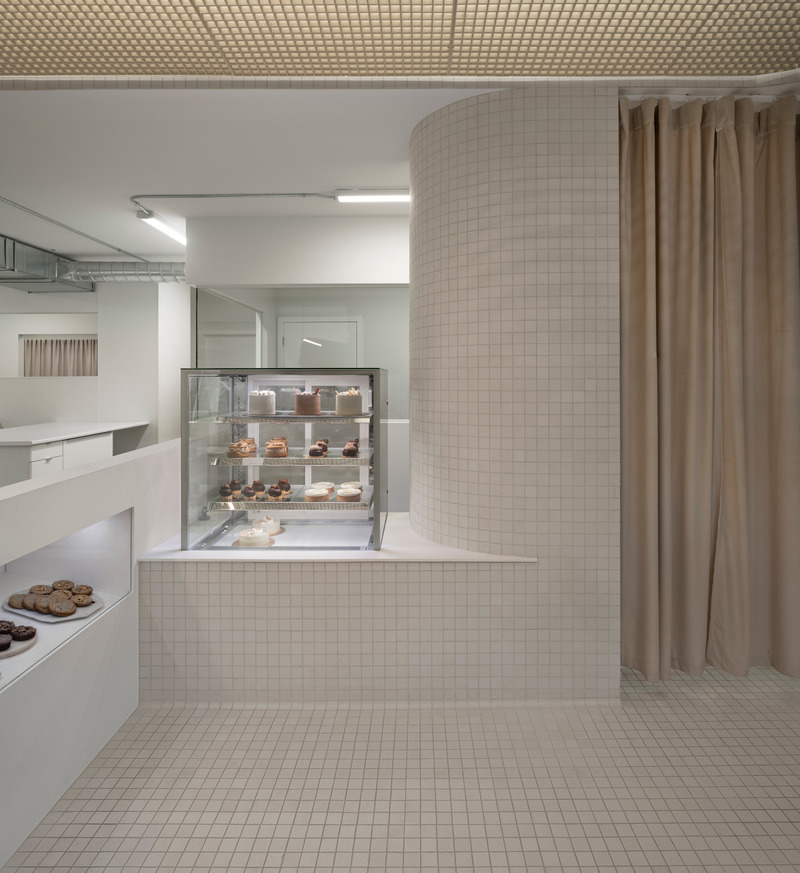 Dossier de presse | 5554-07 - Communiqué de presse | Lacavalier Petrone - Dupont Blouin - Design d’intérieur commercial - Présentoir à gâteau et pâtisserie  - Crédit photo : Olivier Blouin