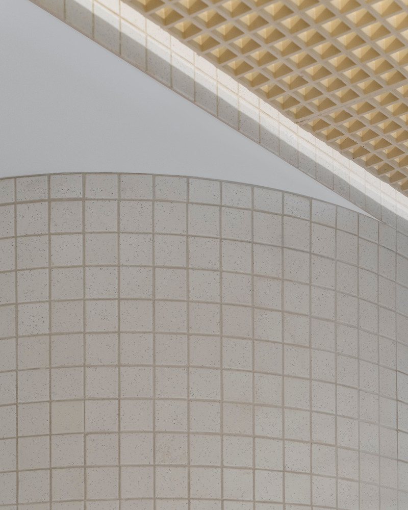Dossier de presse | 5554-07 - Communiqué de presse | Lacavalier Petrone - Dupont Blouin - Design d’intérieur commercial - Détail de plafond en fibre de verre - Crédit photo : Olivier Blouin