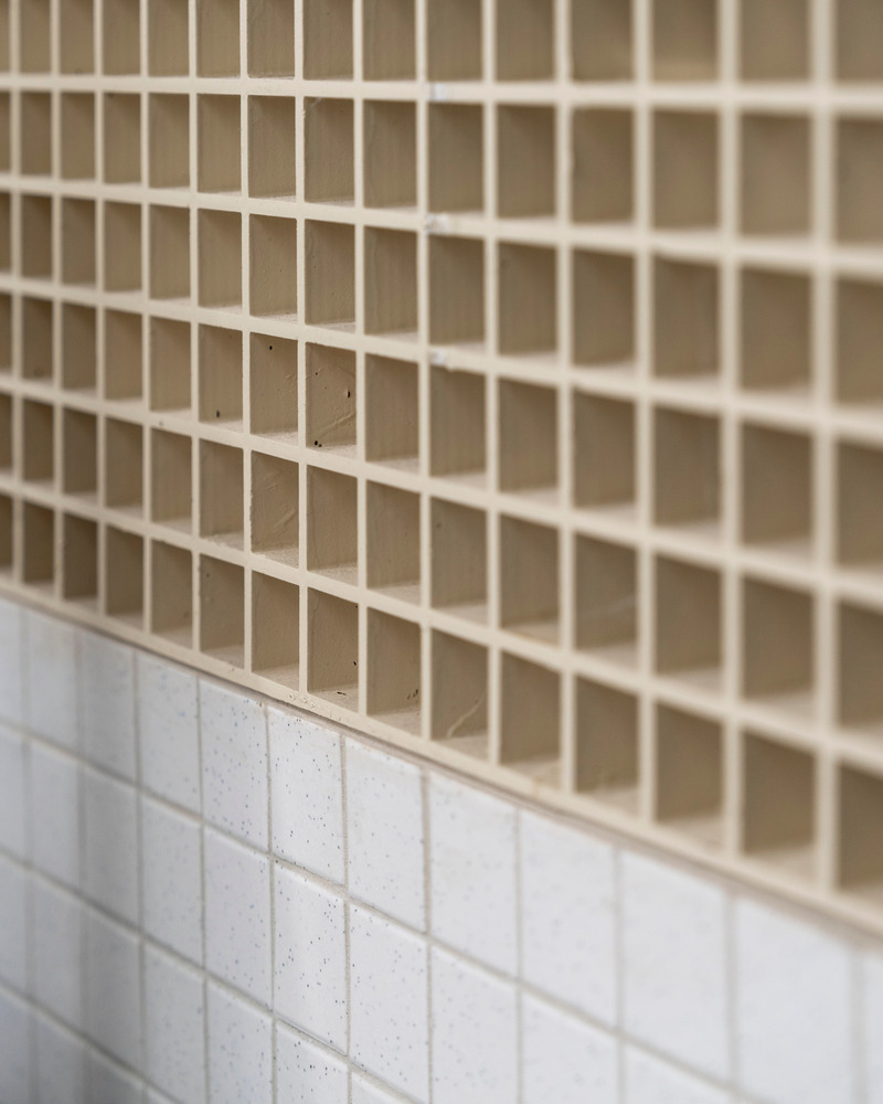 Dossier de presse | 5554-07 - Communiqué de presse | Lacavalier Petrone - Dupont Blouin - Design d’intérieur commercial -  Détail de caillebottis en fibre de verre  - Crédit photo : Olivier Blouin