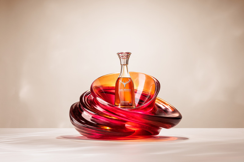 Dossier de presse | 7517-01 - Communiqué de presse | ‘The Dalmore Luminary Series’ Launches Second Chapter with Dramatic Glass Sculpture by Melodie Leung of Zaha Hadid Architects - The Dalmore - Art - The Dalmore Luminary - The Rare - 2024 Edition<span></span> designed by Melodie Leung and her team at Zaha Hadid Architects - Crédit photo : The Dalmore