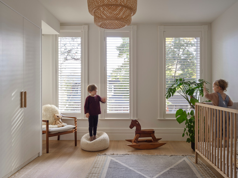 Dossier de presse | 7516-01 - Communiqué de presse | House Caroline - Reign Architects - Architecture résidentielle - Front Bedroom with original moldings - Crédit photo : Riley Snelling