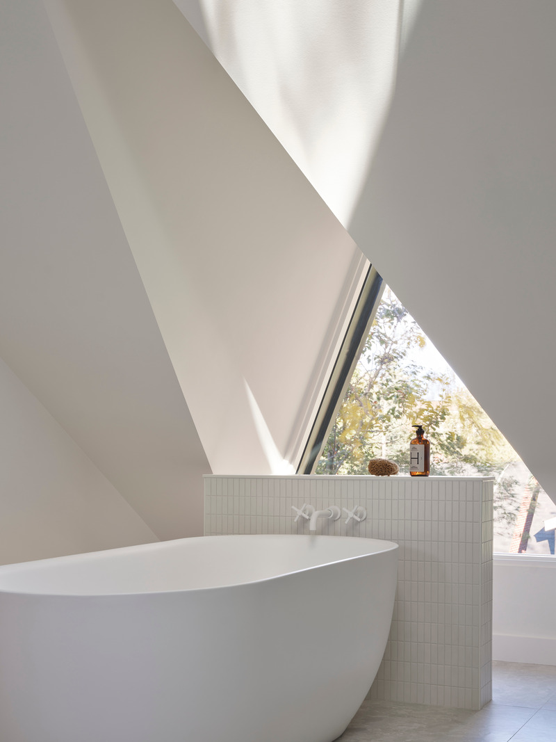 Dossier de presse | 7516-01 - Communiqué de presse | House Caroline - Reign Architects - Architecture résidentielle - Third Floor Ensuite Tub - Crédit photo : Riley Snelling