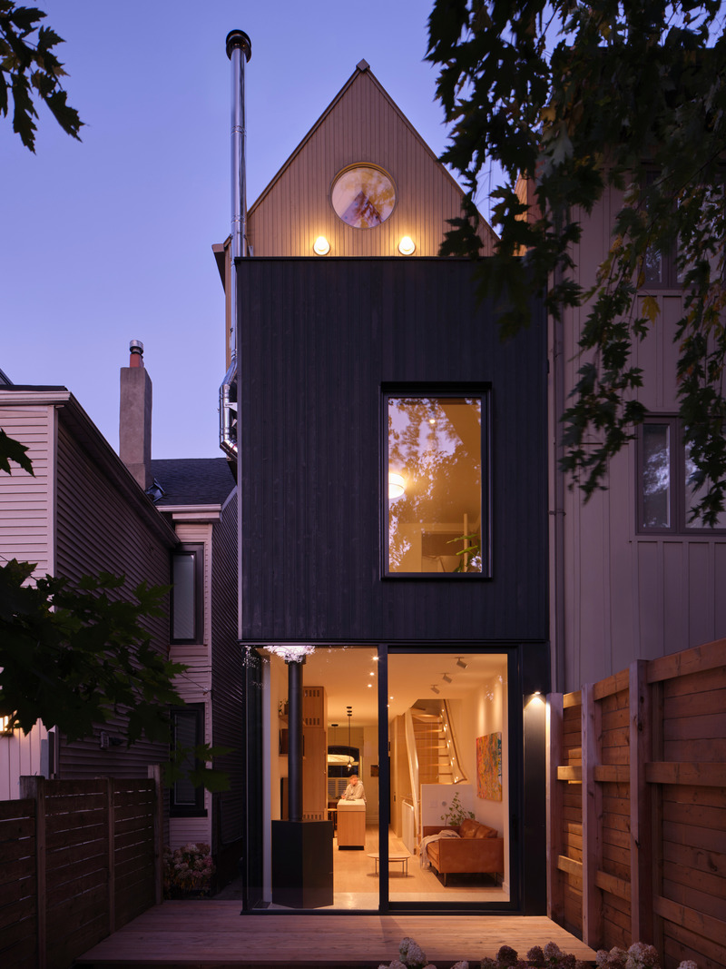 Dossier de presse | 7516-01 - Communiqué de presse | House Caroline - Reign Architects - Architecture résidentielle - Rear Dusk - Crédit photo : Riley Snelling