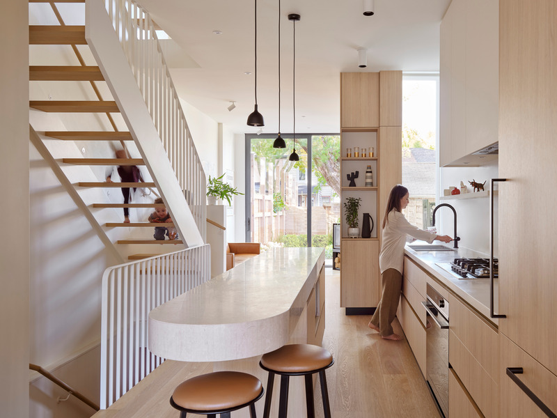 Dossier de presse | 7516-01 - Communiqué de presse | House Caroline - Reign Architects - Architecture résidentielle - kitchen view - Crédit photo : Riley Snelling