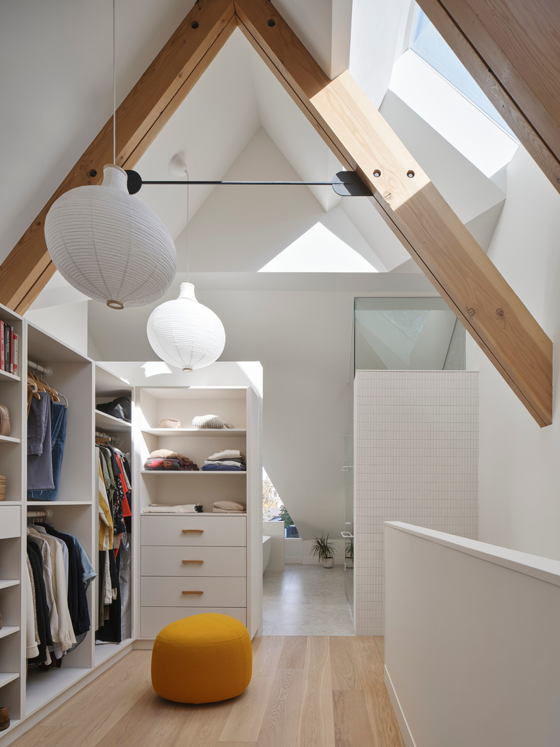 Dossier de presse | 7516-01 - Communiqué de presse | House Caroline - Reign Architects - Architecture résidentielle - Ensuite Open Concept Walk-In Closet - Crédit photo : Riley Snelling
