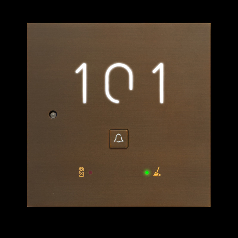 Dossier de presse | 7510-01 - Communiqué de presse | Luhkee x Crestron - Luhkee - Produit - 3-CL-DU-S Antique Brass Clear series Door unit Custom room number - Crédit photo : Luhkee B.V.