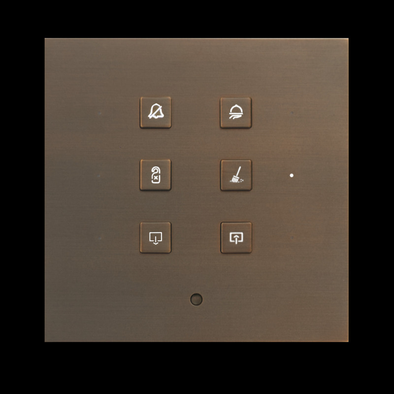 Dossier de presse | 7510-01 - Communiqué de presse | Luhkee x Crestron - Luhkee - Produit - 3-CL-33-S Antique Brass Clear series 3+3 Square Buttons - Crédit photo : Luhkee B.V.