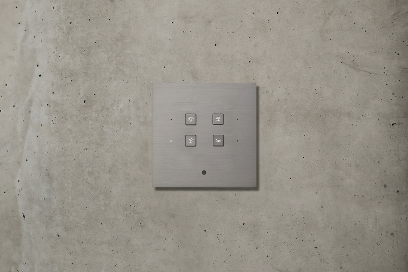 Dossier de presse | 7510-01 - Communiqué de presse | Luhkee x Crestron - Luhkee - Produit - 2-CL-22-S Satin Nickel Clear series 2+2 Square Buttons - Crédit photo : Willem Van Puyenbroeck