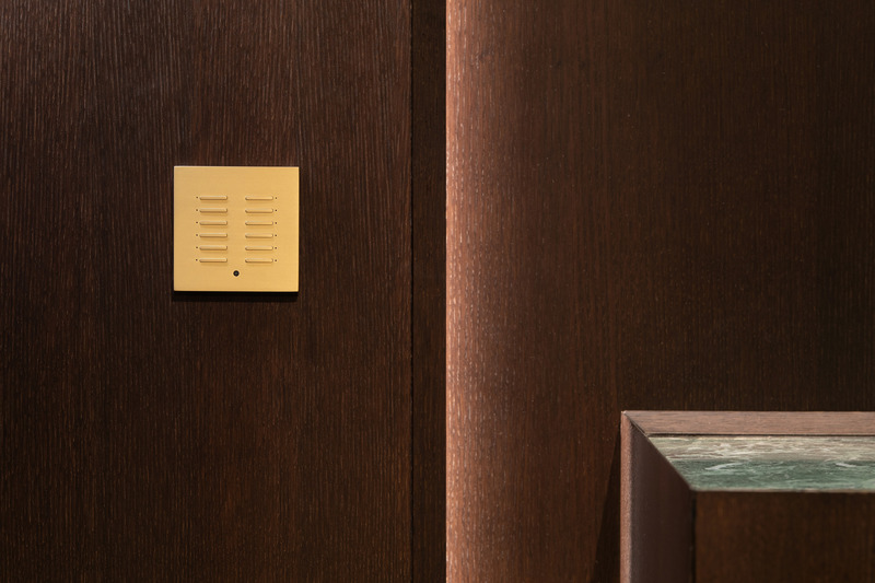Dossier de presse | 7510-01 - Communiqué de presse | Luhkee x Crestron - Luhkee - Produit - 1-CL-66-F Champagne Fine series 6+6 Buttons No engraving Standard button layout - Crédit photo : Willem Van Puyenbroeck