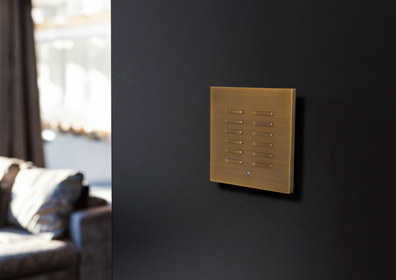 Dossier de presse | 7510-01 - Communiqué de presse | Luhkee x Crestron - Luhkee - Produit - 3-CL-66-F Antique Brass Fine series 6+6 Buttons No engraving Standard button layout - Crédit photo : Luhkee B.V.
